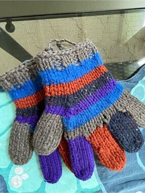 NWOT - Ladies Striped Knit Winter Gloves - Multicolor